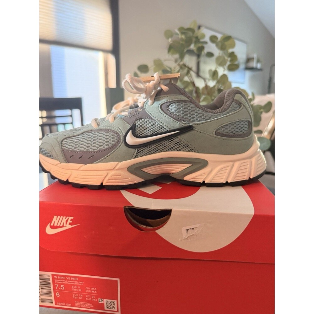Nike V5 RNR Women’s Low Top Sneaker Green/Gray/White IB9240-001